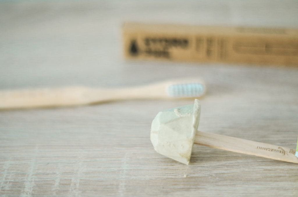 brosse à dent en bambou et dentifrice solide